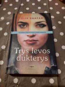 „Trys Ievos dukterys“ – kai Dievo ieškai tarp nuodėmės, tikėjimo ir abejonės